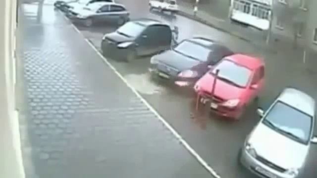 Бабы за рулем!Тупая блондинка выезжает с парковки! Опасно для жизни!