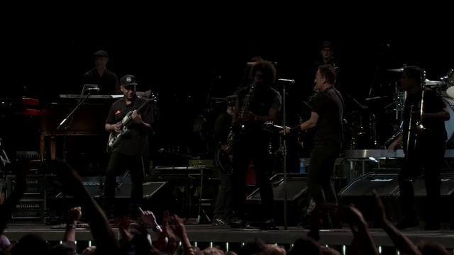 Bruce Springsteen - "Stayin' Alive" (Brisbane, 02/26/14) смотреть онлайн