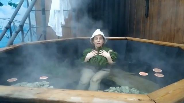 Парение в чане, баня в Райках смотреть онлайн