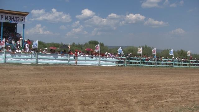 Скачки лошадей полукровных пород от трёх лет и старше. Финиш. смотреть онлайн