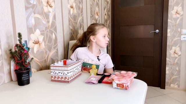 Косметика для девочек! Косметика в подарок. Обзор детской косметики и кое что смешное! // PW110 смотреть онлайн