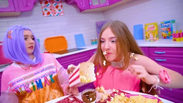 Богатая vs Бедная vs Гига Богатая Беременная | Беременность Популярной vs Непопулярной Девушки смотреть онлайн