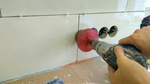 Отверстие в плитке под розетку.