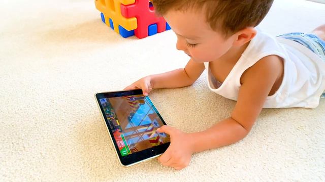 Дете Елиас Жели да Игра Игре на Таблету смотреть онлайн