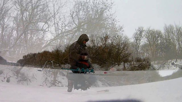 ПЕРВЫЙ ВЫХОД НА ЛЕД, ЗИМНЯЯ РЫБАЛКА смотреть онлайн