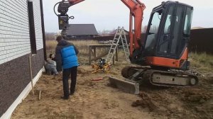 Закручиваем винтовые сваи мини-экскаватором Hitachi. Русский тракторист!