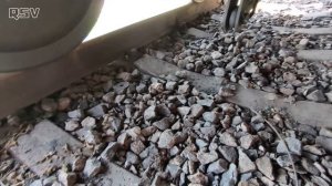 Что будет если ЛЕЧЬ под проходящий поезд между рельс! Вагонник. Железная дорога.