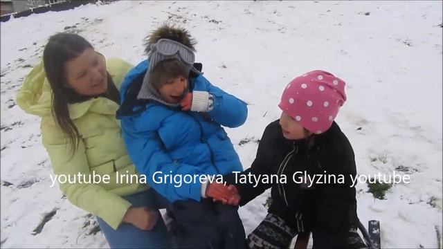 Первый снег. Прогулка с друзьями. горка. снеговик смотреть онлайн