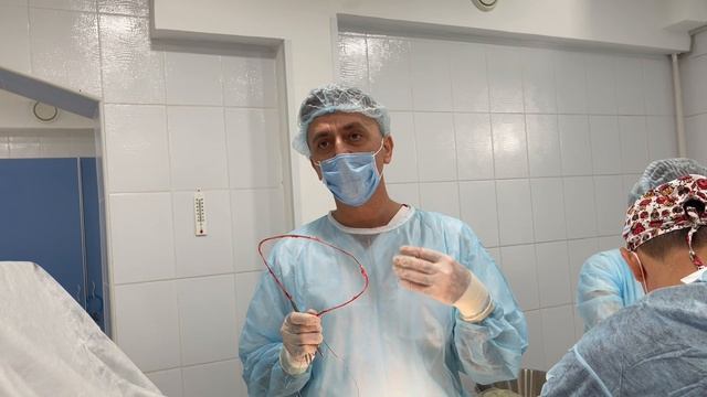Из раны вживую варикозная вена в руках хирурга. Слабонервным не смотреть. Флеболог Москва смотреть онлайн