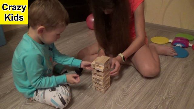 Мы играем в Jenga BOOM и Твистер смотреть онлайн