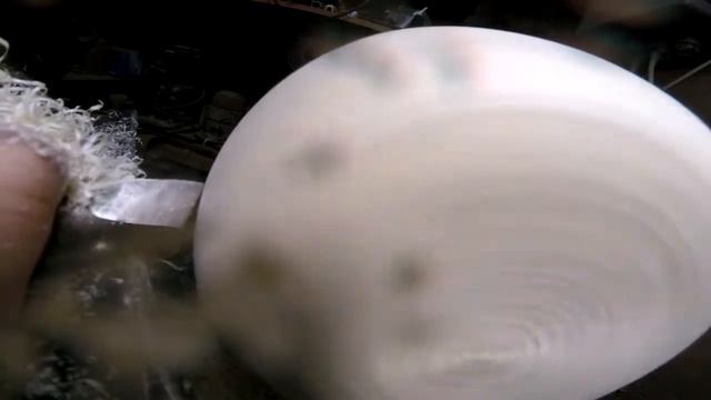 Точение деревянной тарелки на токарном станке.