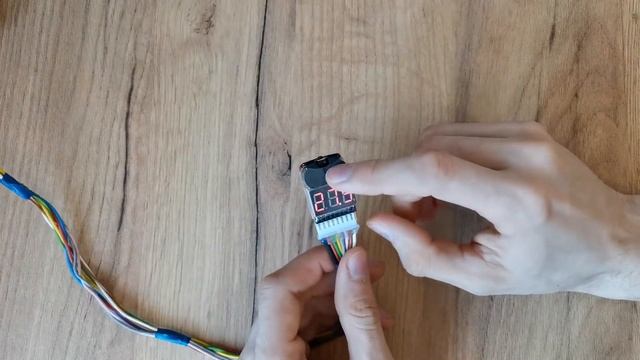 Демонстрация работы индикатора напряжения Li-Ion аккумуляторов на 8s смотреть онлайн