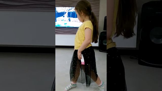 Приватный танец дочки:D смотреть онлайн