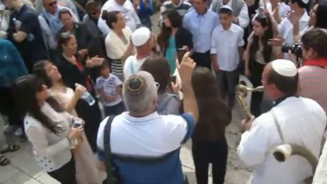 Празднование бар-мицвы у "Западной стены" (Стены плача). Иерусалим. 1 смотреть онлайн