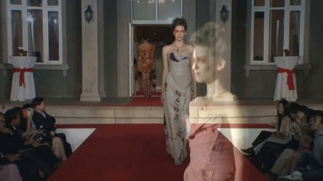 The Vivienne Westwood Red Carpet Capsule Collection at Beijing Fashion Week смотреть онлайн