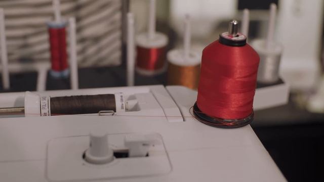 Как правильно заправить нитку в машинку смотреть онлайн