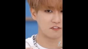 СМЕШНЫЕ МОМЕНТЫ Stray Kids ??