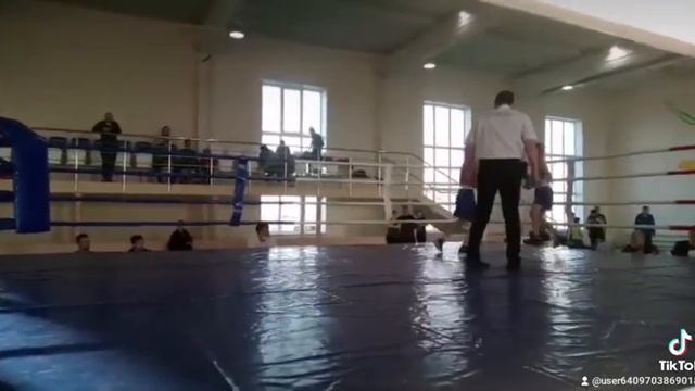 самсон николаенко вчера провёл бокс в красном футболке ??2021 год смотреть онлайн