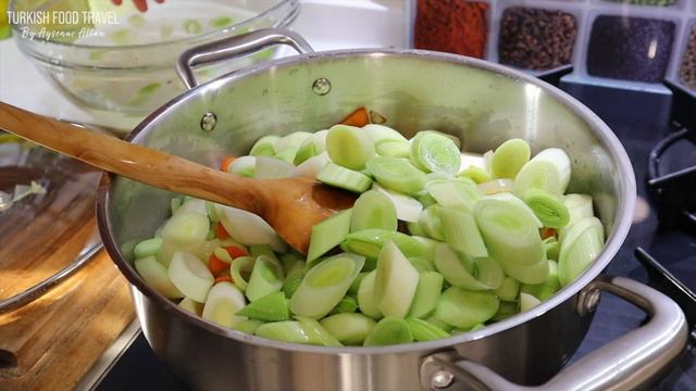 Vegan Turkish Leek In Olive Oil "Zeytinyağlı Pırasa" My Favorite LEEK Recipe смотреть онлайн