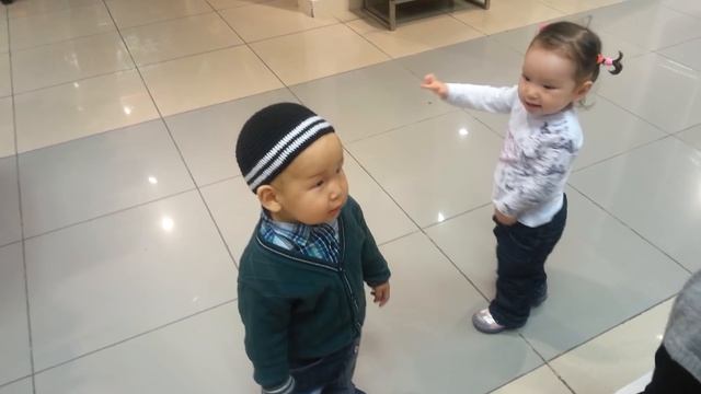 Как ребенок целуется с девочкай прикол смотреть онлайн