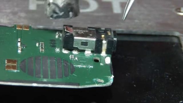 Как выпаять разъем гарнитуры / How unsolder headset jack смотреть онлайн