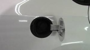 Как снять лючок бензобака на VW Polo.