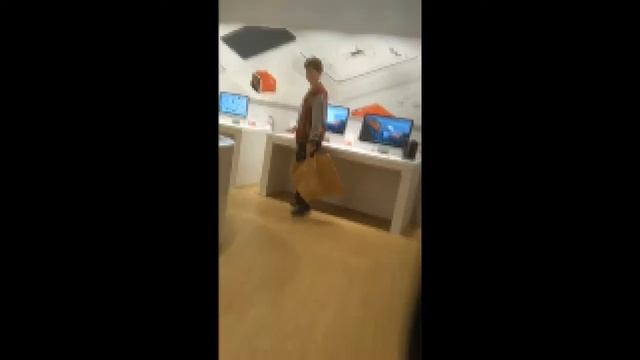 People React To Irish Jokerz in Apple Store! смотреть онлайн