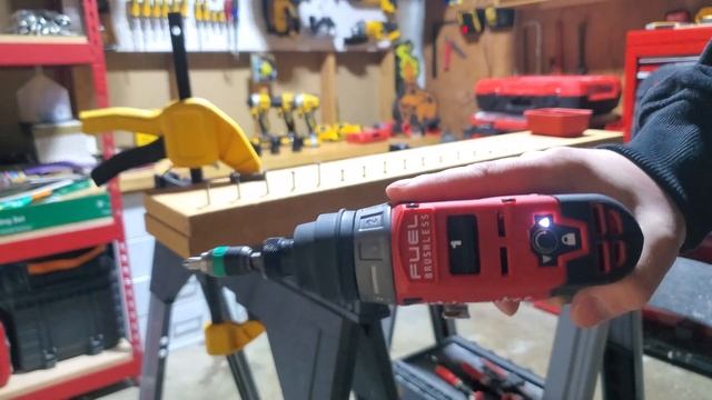 Фанатик Девольта открывает и тестирует Милку. Milwaukee Installation Driver 2505-22 Opening And Tes