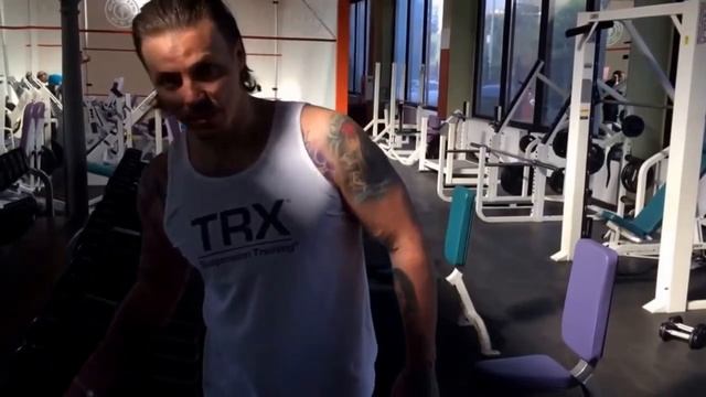 =Натуральный Бодибилдер Сергей Симонов - тренировка рук. Подготовка к Мистер олимпия= смотреть онлайн
