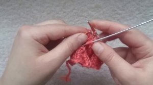 женская шапка с поперечной косой спицами