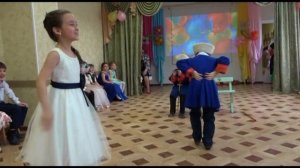ВЫпускной в детском саду.Шуточная сценка-танец  Старики и девушка .