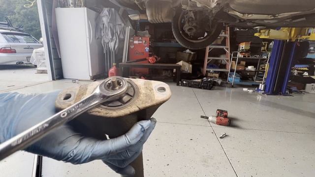 How to properly Replace rear Struts shocks on 2005 Mazda 5 touring / uneven inside tire wear proble смотреть онлайн