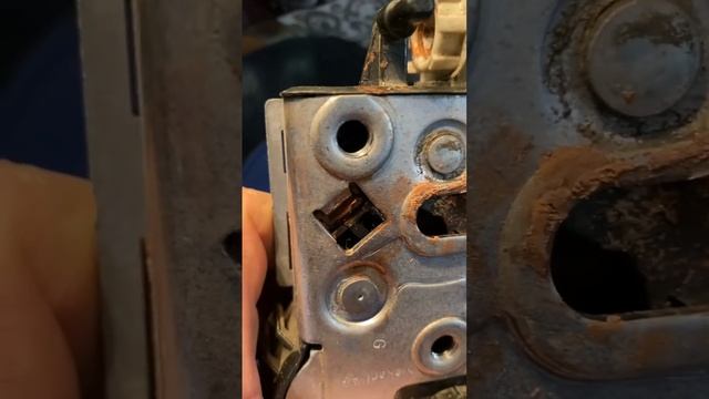 Citroen C4 центральный замок ? не закрываются двери чиним часть #1 #ремонт #авто #citroen смотреть онлайн