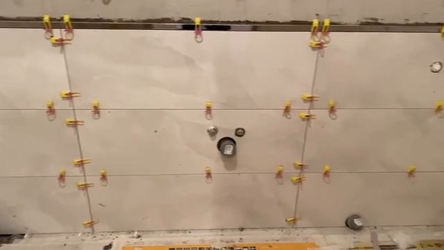 Процесс кладки кафеля