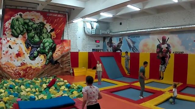 РАЗВЛЕЧЕНИЕ В БАТУТНОЙ АРЕНЕ JOY JUMP смотреть онлайн