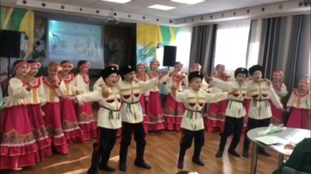 " Уж. вы гости мои" исполняет Образцовый ансамбль "Родная песня" смотреть онлайн