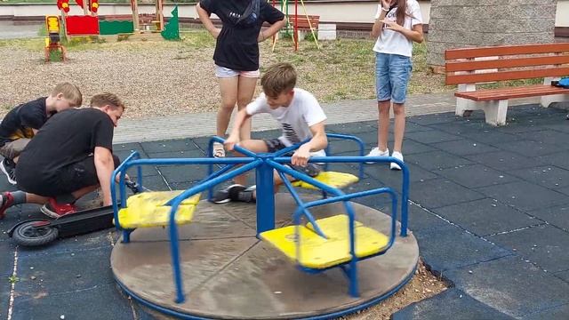 Раскрутили самокатом карусель , 25 км/ч ( на видео не переодается скорость) смотреть онлайн
