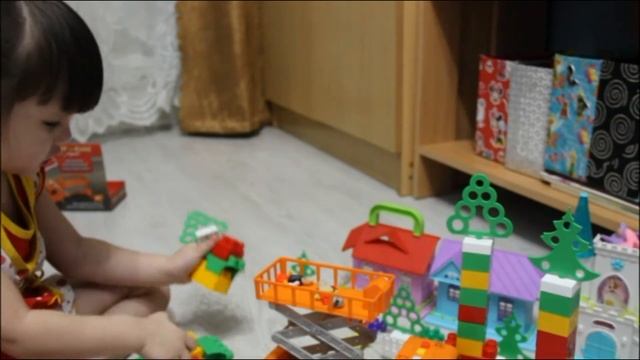 Как научить ребенка пересказывать? Юляша играется и пересказывает историю из жизни. смотреть онлайн