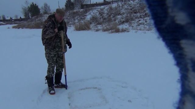 Пешня. Как делать лунку смотреть онлайн