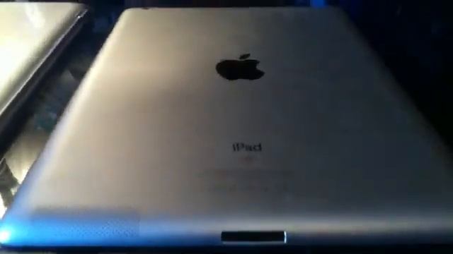 iPad White VS Black смотреть онлайн