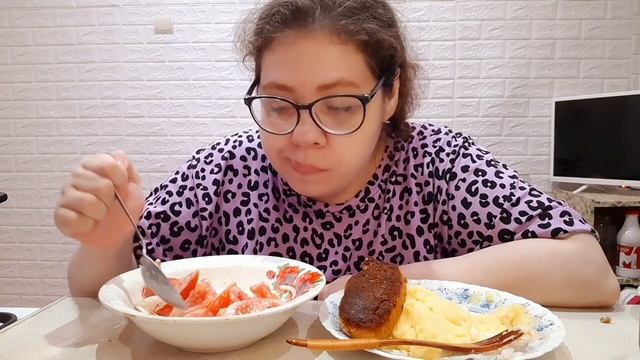 Мукбанг Обжор:Пюре, Котлеты пожарские, Салат из помидоров с майонезом, Квашенная Капуста