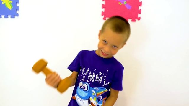 Дамик шутит над папой и поймал воришку смотреть онлайн