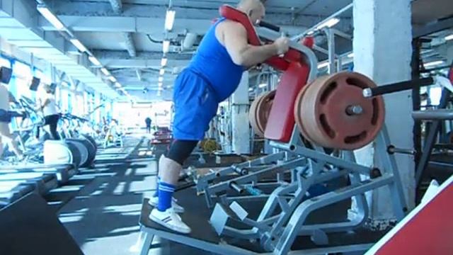 30. 03. 2023г. Гак (обратный присед) 300 кг на 10 раз. 61 год , вес 110. 5 кг. смотреть онлайн