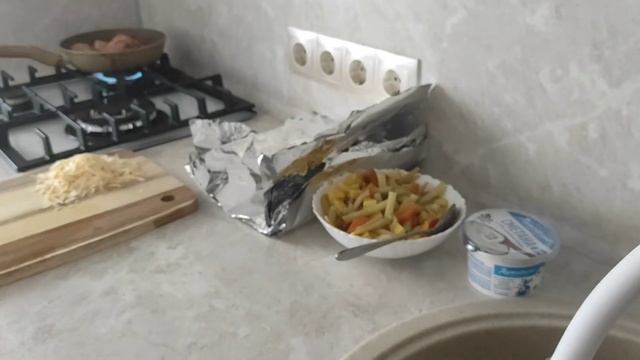 Курица с овощами в фольге. смотреть онлайн