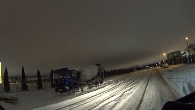 Лютый снегопад в Питере, за ночь навалило сантиметров 15 липучка выгребает из сугробов. смотреть онлайн