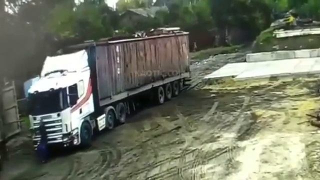 Мужик пытался вручную остановить фуру смотреть онлайн
