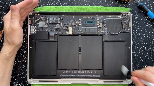 Замена термопасты на MacBook air 13 и чистка от пыли смотреть онлайн