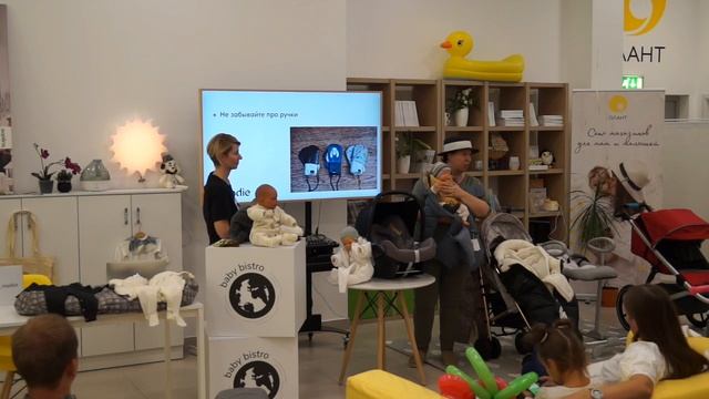 Собираемся на зимнюю прогулку с малышом смотреть онлайн