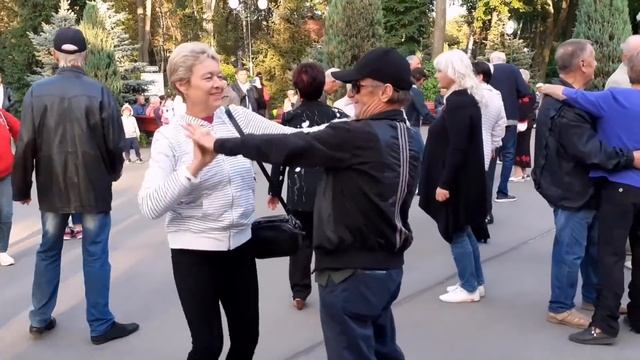РОС ТЮЛЬПАН В ОДНОМ САДУ! СЧАСТЛИВЫЕ МОМЕНТЫ ИЗ ПАРКА ГОРЬКОГО ХАРЬКОВ ТАНЦЫ смотреть онлайн