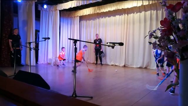 Выступление секции по флорболу на отчетном концерте детского сада «Колосок» смотреть онлайн